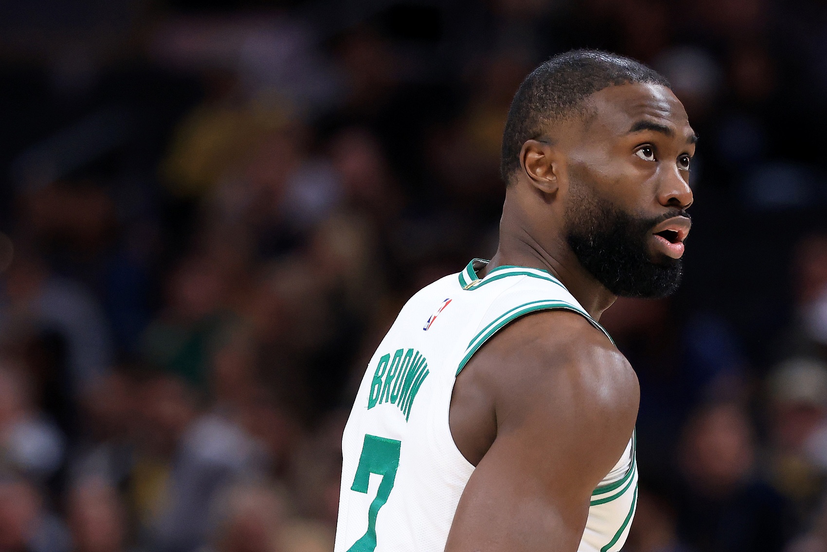 开云体育官网-高效全能！杰伦·布朗半场12中7砍并列最高17分加4板3助 三分4中3