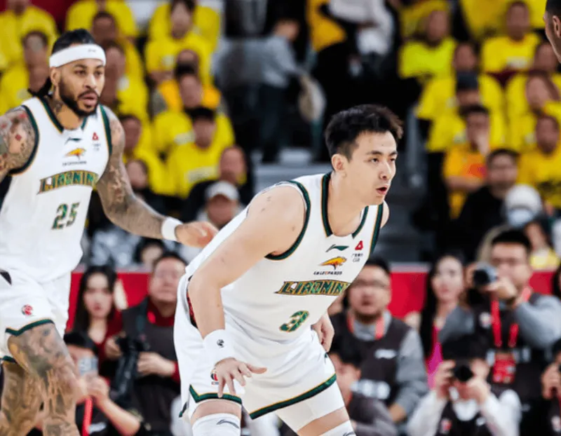 开云-赵继伟上半场5中2，三分3中0得到4分4篮板3助攻